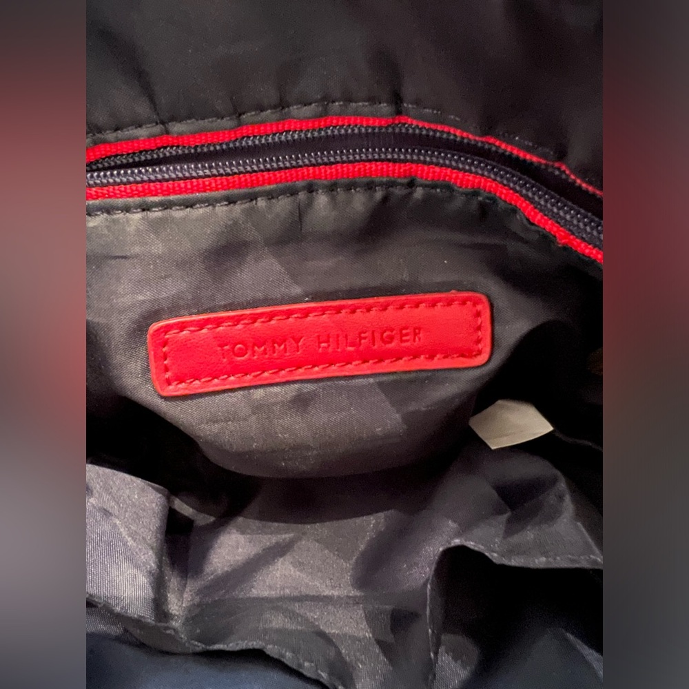 Tommy Hilfiger Crossbody EUC - Picture 8 of 11